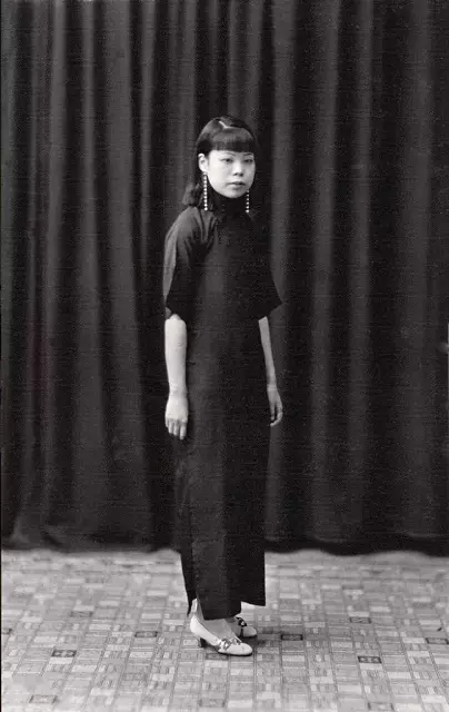 ドレスを着用した文繡