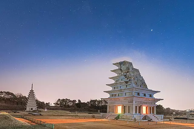 沙宅王后ゆかりの 彌勒寺址 石塔(復元)